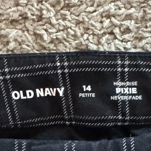 Old Navy Cropped Checkered Pixie Pant - Picture 3 of 3